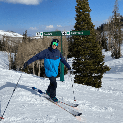 Man all-mountain skiing,